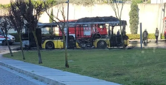 son-dakika-bahcesehirde-seyir-halindeki-iett-otobusu-cayir-cayir-yandi-1747288798058.jpg