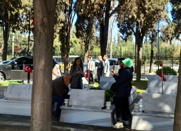 bayram-oncesi-sehitler-unutulmadi-bayram-arifesinde-mezarliklar-ziyaretcilerle-doldu-askerler-sehitlikte-saygi-1743255669370.jpg