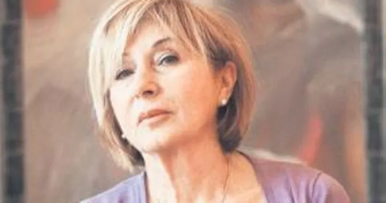 Ayşe Kulin, Urla’da yeni kitabını imzalıyor