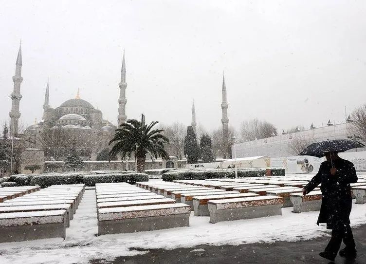 İstanbul’un tarihi silüetleri beyaza büründü