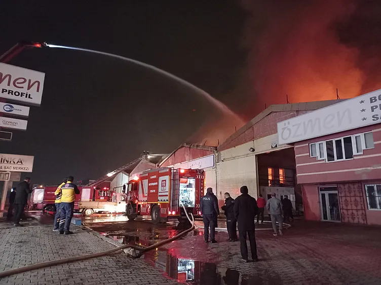 Kayseri’de boru fabrikasında yangın: Çalışmalar devam ediyor!