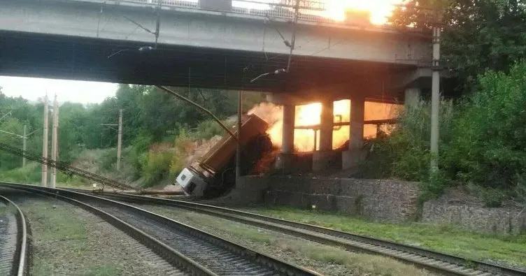 Rusya’da köprüden kamyon düştü! Doğalgaz boru hattı patladı