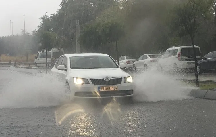 İstanbul'da yolları su bastı; tramvay seferi durdu