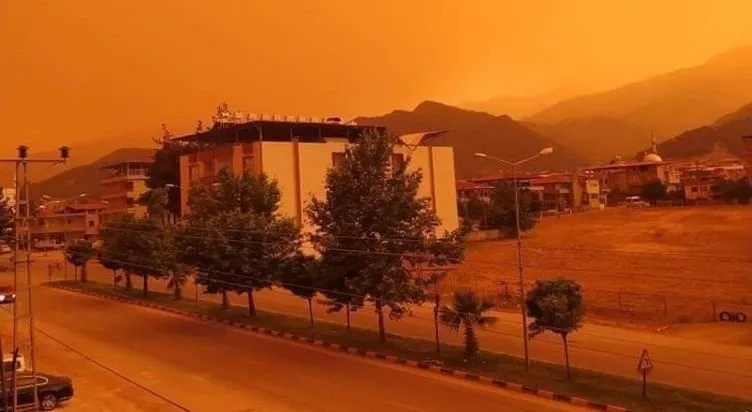 Sahra Çölü üzerinden gelen toz bulutu Türkiye’de: Gökyüzü kızıla boyandı! Uyarılar peş peşe geldi: Gökten çamur yağacak!