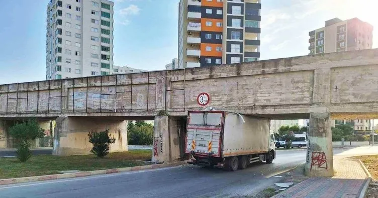 Tarsus’ta kamyon köprü altında sıkıştı