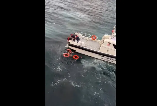 Feribotta dehşet! Genç kadın bir anda kendini denize bıraktı! O anlar kamerada!