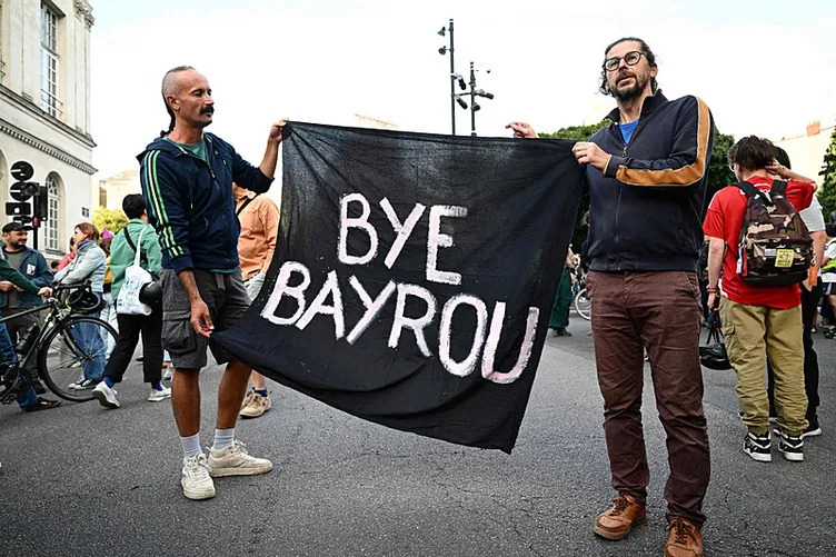 Fransa’da siyasi deprem: Macron köşeye sıkıştı! ‘Cumhurbaşkanı’nın elinde çok az seçenek kaldı’