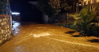 Bodrum’da sağanak etkili oldu! Cadde ve sokaklar göle döndü, 4 ev tedbir amaçlı tahliye edildi