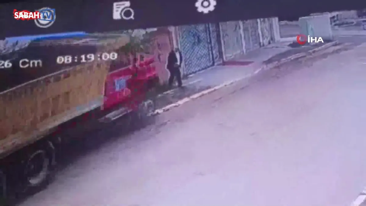 Kamyonun ezdiği yaşlı adam hayatını kaybetti! Feci olay kamerada | Video videosunu izle Kamyonun ezdiği yaşlı adam hayatını kaybetti! Feci olay kamerada | Video videosunu izle