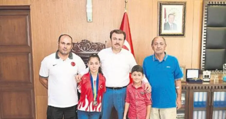 Milli yüzücüden Erkoç’a ziyaret