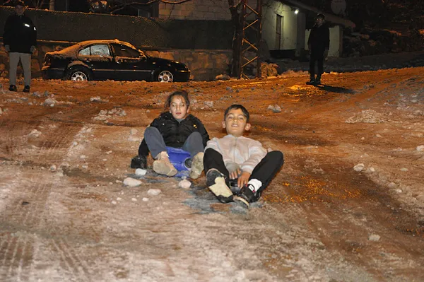 hakkaride-cocuklar-kizak-ve-bidonlarla-kayarak-eglendi-1766986537419.jpeg