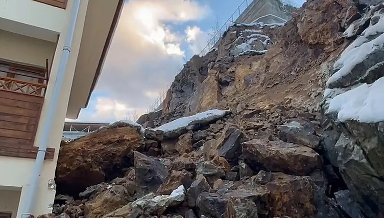 Artvin’de heyelan: Yamaçtan kopan kayalar eve girdi!