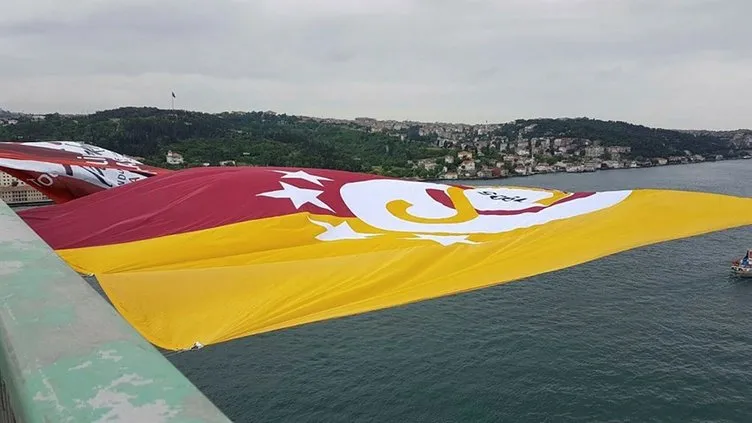 Şampiyon Galatasaray’ın bayrağı köprülere asıldı