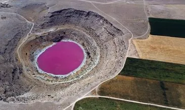 Konya’daki Meyil Obruk Gölü’nün rengi pembeye döndü