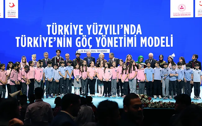 son-dakika-baskan-erdogandan-batiya-gocmen-tepkisi-insani-trajedileri-reklam-malzemesi-olarak-kullaniyorlar-1745834218372.jpeg Son dakika: Başkan Erdoğan'dan Batı'ya göçmen tepkisi: İnsani trajedileri reklam malzemesi olarak kullanıyorlar
