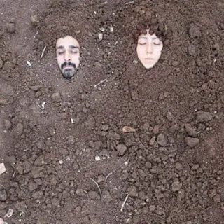 Diri diri toprağa gömüldüler