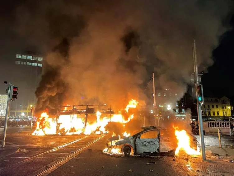 SON DAKİKA | İrlanda’da halk sokağa indi! Bıçaklı saldırının ardından Dublin savaş alanına döndü
