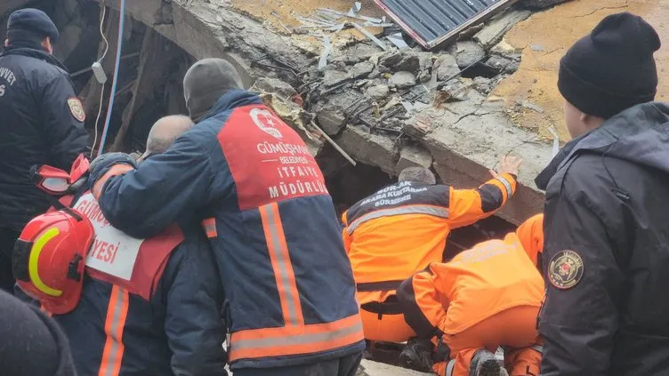SON DAKİKA: Deprem sonrası mucize kurtuluşlar! Gözyaşları sel olup aktı!