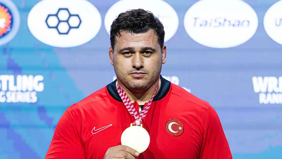 Rıza Kayaalp, mindere altın madalya ile döndü Rıza Kayaalp, mindere altın madalya ile döndü