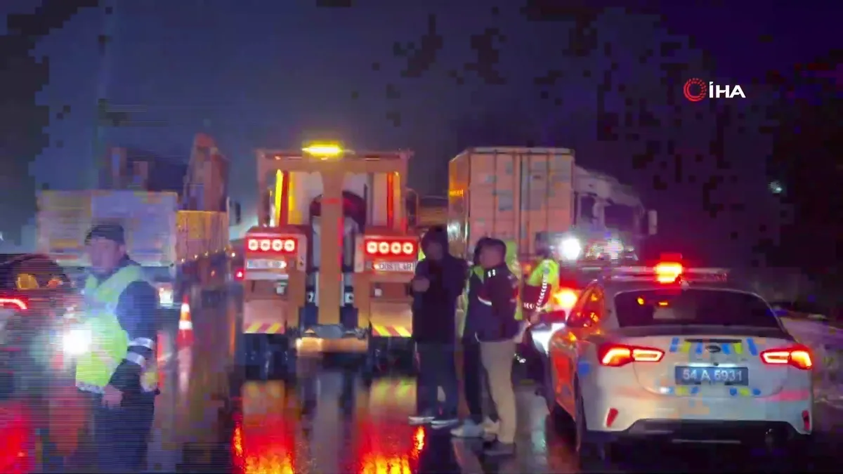 Sakarya’da 6 araç zincirleme kazaya karıştı: 12 yaralı videosunu izle Sakarya’da 6 araç zincirleme kazaya karıştı: 12 yaralı videosunu izle