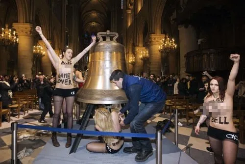 FEMEN kızları kilise bastı!