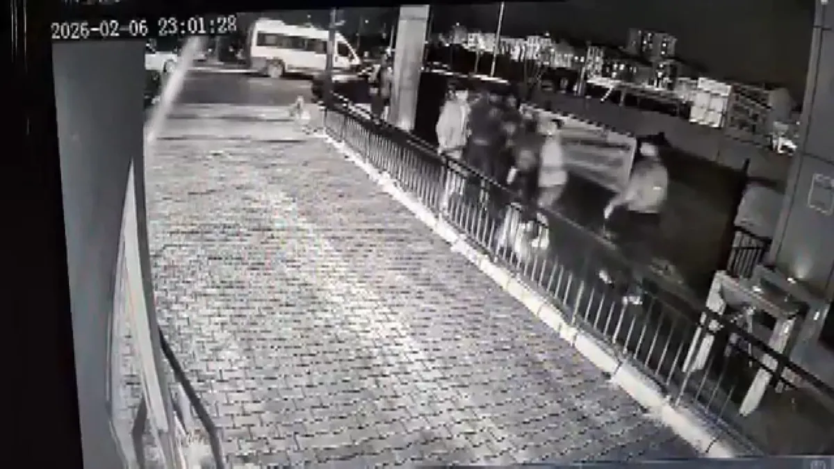 Küçükçekmece’de dehşet anları kamerada: Polis memuru ve eşini sokak ortasında darbettiler! Küçükçekmece’de dehşet anları kamerada: Polis memuru ve eşini sokak ortasında darbettiler!