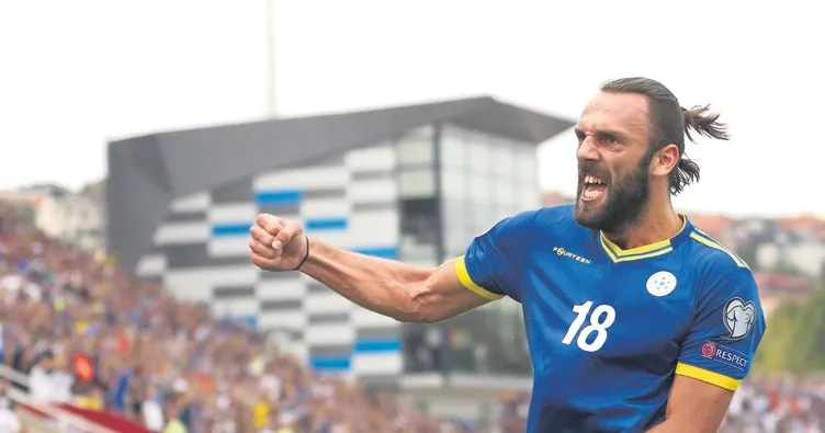 Biri Vedat Muriqi’i gözetliyor