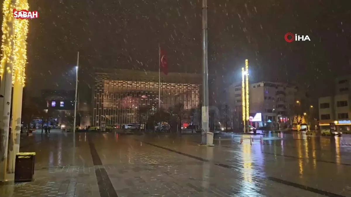 İstanbul’da gün boyu beklenen kar yağışı gece saatlerinde etkisini gösterdi | Video videosunu izle İstanbul’da gün boyu beklenen kar yağışı gece saatlerinde etkisini gösterdi | Video videosunu izle