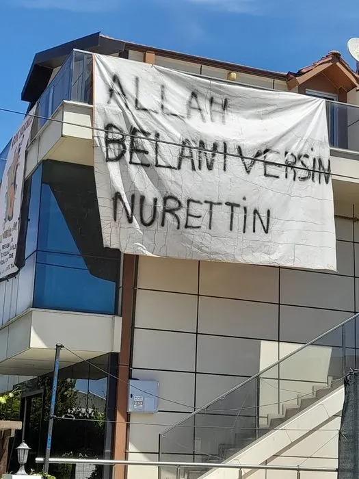 Bütün şehir o gizemli pankartı konuşuyor: Kim bu Nurettin?