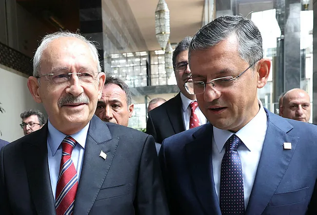 chpdeki-koltuk-savasinda-yeni-gelisme-ozgur-ozel-ilan-etti-ben-de-buradayim-adayim-1686689159990.jpg CHP'deki koltuk savaşında yeni gelişme! Özgür Özel ilan etti: Ben de buradayım, adayım