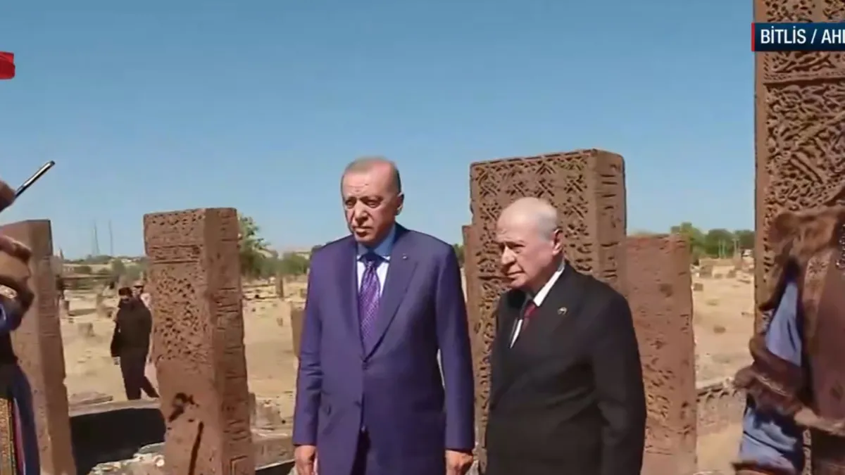 Son dakika | Başkan Erdoğan ve Devlet Bahçeli Ahlat Selçuklu Kabristanı'nı ziyaret etti: Tarihi kare!