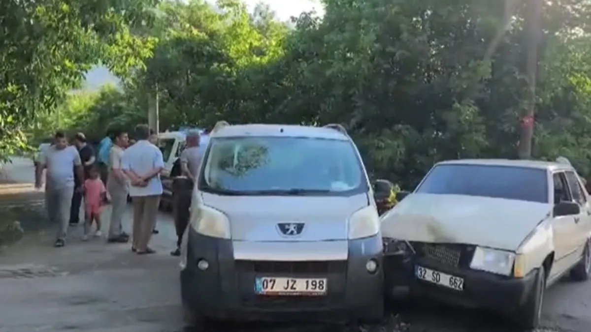 Hafif ticari araç otomobille çarpıştı: 4 yaralı Hafif ticari araç otomobille çarpıştı: 4 yaralı