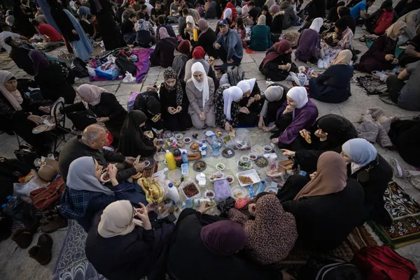 kuduste-bir-ramazan-gelenegi-mescid-i-aksadaki-iftar-sofralari-1681816927796.jpg