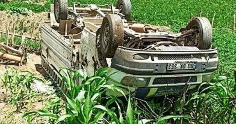 Adana’da, kontrolden çıkan kamyonet şarampole devrildi: 4’ü çocuk 5 yaralı