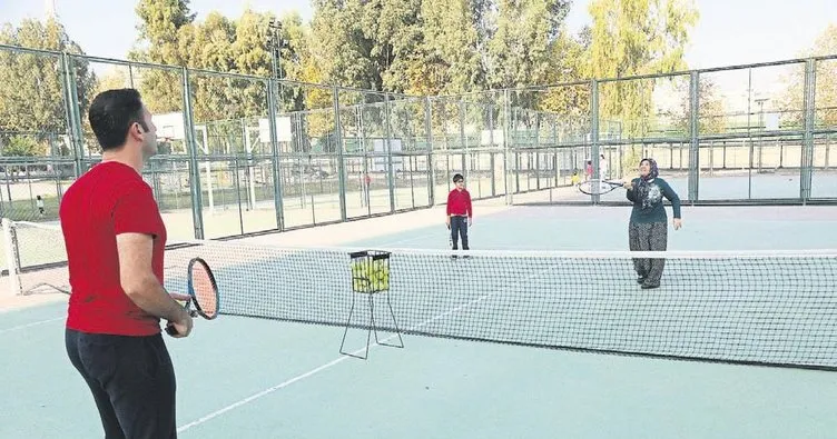 67 yaşında torunuyla birlikte tenise başladı