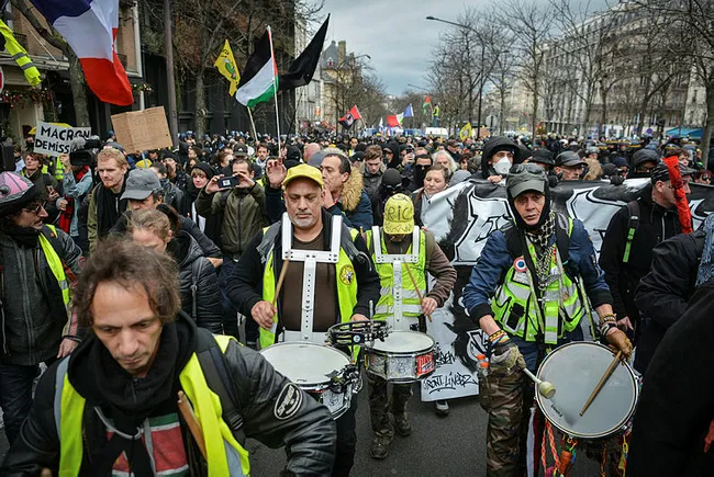 pariste-sari-yelekliler-sokakalara-indi-hukumete-karsi-protesto-1673123546239.jpg