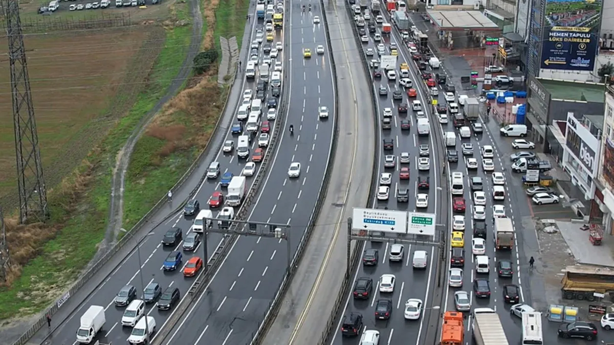 İstanbul’da sağanak trafiği felç etti! Yoğunluk yüzde 90'a dayandı: Araçlar güçlükle ilerliyor haber görseli