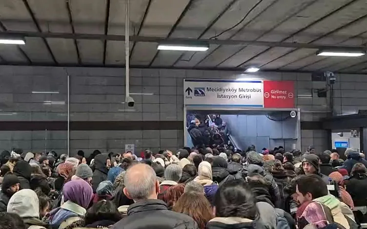 SON DAKİKA | İstanbul’da kar yağışı sonrası hayat durdu! Trafik felç, metro ve metrobüs duraklarında izdiham