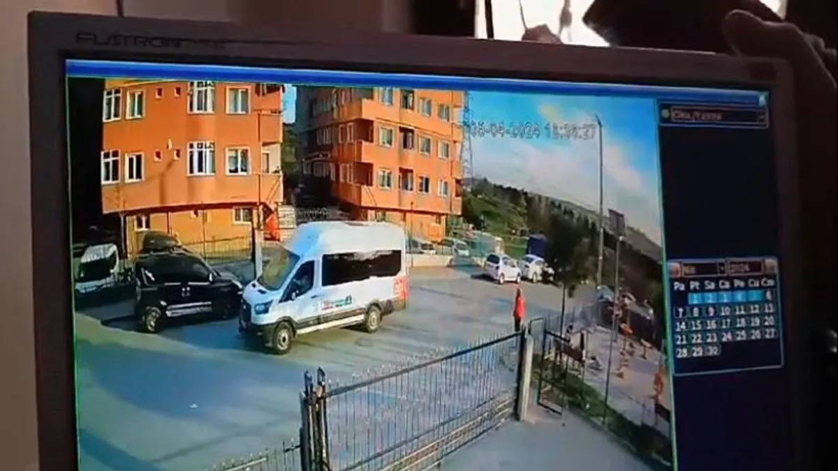 Arnavutköy’de feci kaza kamerada: Servis minibüsü, 7 yaşındaki çocuğu ezdi