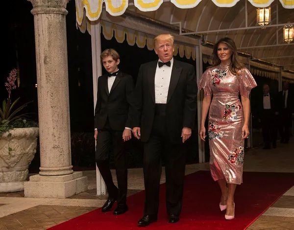 Son dakika | Beyaz Saray'dan ayrıldıktan sonra ilk kez! Trump çifti böyle görüntülendi: Ayrı ayrı poz verdiler