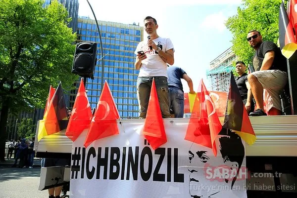 Almanya, Mesut Özil için ayakta