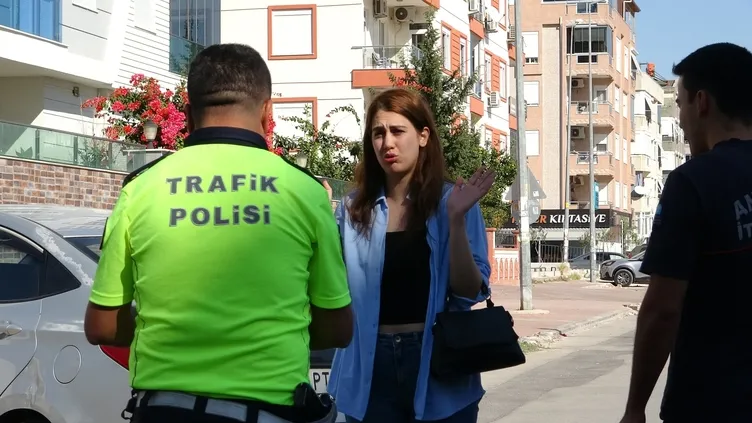 Antalya’da iki otomobil çarpıştı: Şoka uğrayan kadın ağlama krizine girdi!