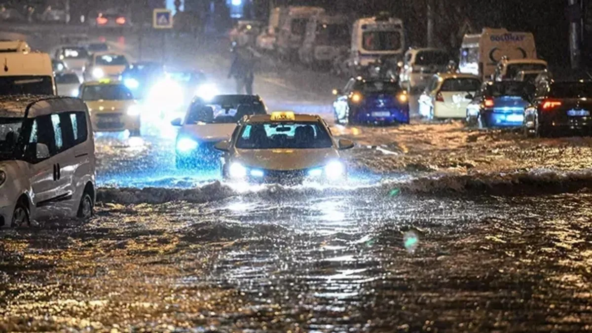 Ankara'da kuvvetli yağış! Sokaklar göle döndü