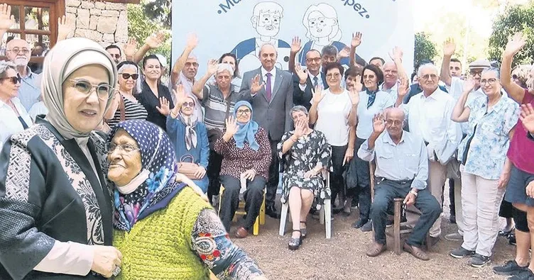 Dünya Yaşlılar Günü’nde Türkiye büyüklerine koştu... Ellerinizden öperiz