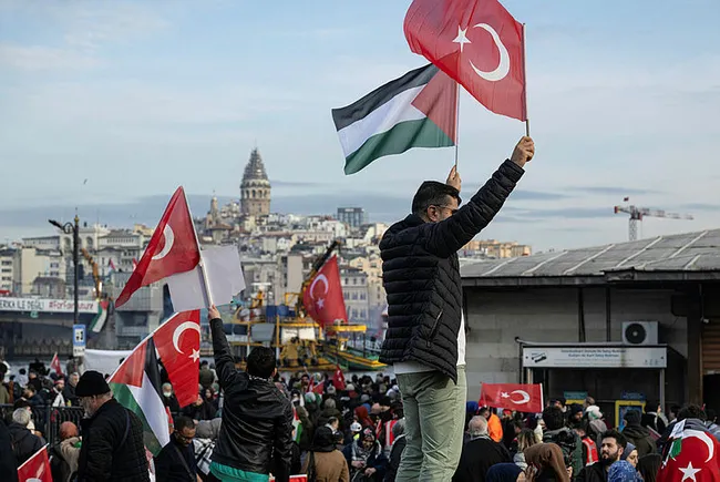 galatadaki-tarihi-yuruyuste-sehadet-yoklamasi-tugva-baskani-besinciden-tarihe-gececek-sozler-1704129721684.jpg Galata'daki tarihi yürüyüşte şehadet yoklaması! TÜGVA Başkanı Beşinci'den tarihe geçecek sözler