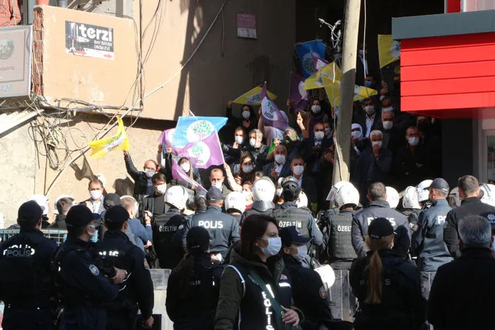 Evlat nöbetindeki aileler ile HDP'liler arasında gerginlik çıktı!