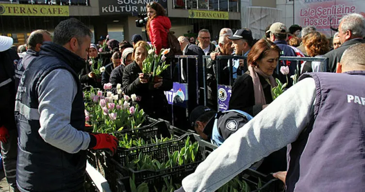Lale şenliğinde binlerce lale dağıtıldı