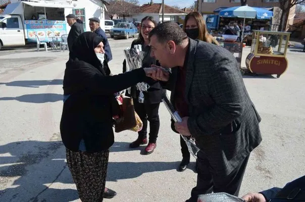 Beylikova’da kadınlara karanfil hediye edildi