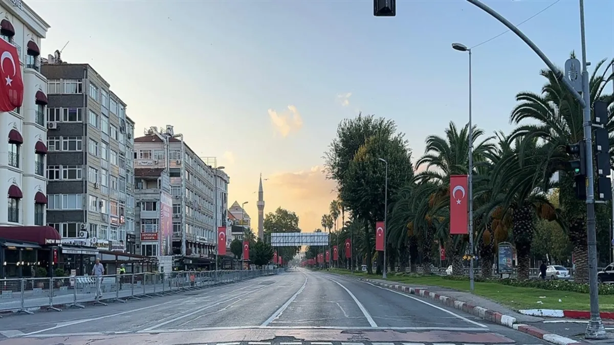 İstanbul'da 30 Ağustos Zafer Bayramı kutlamaları nedeniyle Vatan Caddesi trafiğe kapatıldı
