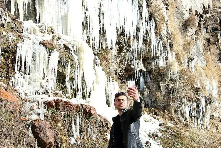 Ardahan’da soğuk hava nedeniyle şelale dondu! Selfie...